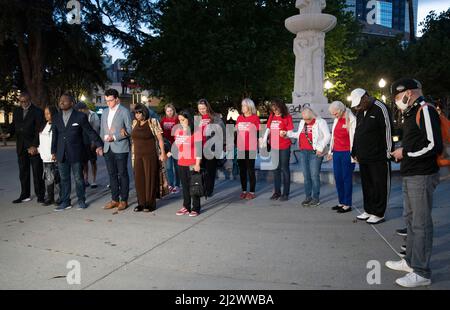 Sacramento, États-Unis. 3rd avril 2022. Des gens pleurent pour les victimes d'une fusillade de masse dans un parc de Sacramento, Californie, États-Unis, le 3 avril 2022. Le département de police de Sacramento a confirmé dimanche après-midi que six adultes avaient été tués et que 12 autres personnes avaient été blessées lors d'une fusillade de masse tôt le matin dans la capitale de la Californie. Credit: Li Jianguo/Xinhua/Alay Live News Banque D'Images