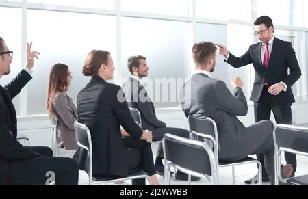 Photo montrant des gens d'affaires ayant une conférence Banque D'Images