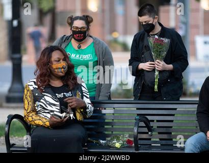 Sacramento, États-Unis. 3rd avril 2022. Les gens assistent à un événement pour pleurer les victimes d'une fusillade de masse dans un parc de Sacramento, Californie, États-Unis, le 3 avril 2022. Le département de police de Sacramento a confirmé dimanche après-midi que six adultes avaient été tués et que 12 autres personnes avaient été blessées lors d'une fusillade de masse tôt le matin dans la capitale de la Californie. Credit: Li Jianguo/Xinhua/Alay Live News Banque D'Images