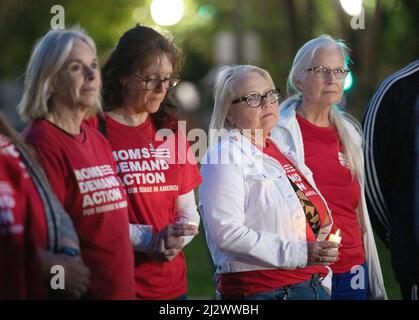 Sacramento, États-Unis. 3rd avril 2022. Des gens pleurent pour les victimes d'une fusillade de masse dans un parc de Sacramento, Californie, États-Unis, le 3 avril 2022. Le département de police de Sacramento a confirmé dimanche après-midi que six adultes avaient été tués et que 12 autres personnes avaient été blessées lors d'une fusillade de masse tôt le matin dans la capitale de la Californie. Credit: Li Jianguo/Xinhua/Alay Live News Banque D'Images