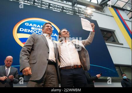 Candidat présidentiel pour l'alliance politique Equipo Por Colombie, Federico Gutierrez (à droite) et son colistier pour la vice-présidence colombienne Banque D'Images