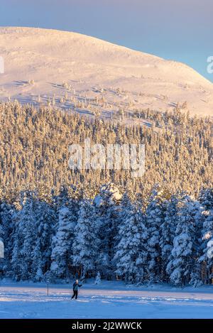 Ski de fond sur un lac gelé à Aekaeslampolo, Aekaeslampolo, Finlande Banque D'Images