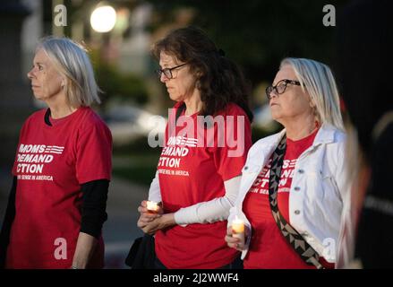 Sacramento, États-Unis. 3rd avril 2022. Des gens pleurent pour les victimes d'une fusillade de masse dans un parc de Sacramento, Californie, États-Unis, le 3 avril 2022. Le département de police de Sacramento a confirmé dimanche après-midi que six adultes avaient été tués et que 12 autres personnes avaient été blessées lors d'une fusillade de masse tôt le matin dans la capitale de la Californie. Credit: Li Jianguo/Xinhua/Alay Live News Banque D'Images