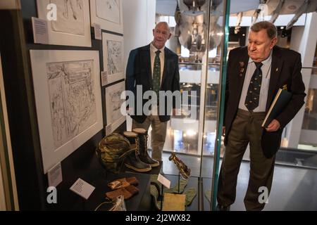 NOUVEAUX AFFICHAGES FALKLANDS OUVERTS À IWM LONDRES New Falklands s'affiche à IWM Londres, qui comprend des images du photographe professionnel Paul Haley et des œuvres d'art de Linda Kitson. (En photo) le vétéran des Falklands Mike Carr, qui a servi avec 3 Para avec Paul Carr aux côtés du vétéran des Falklands Paul Benton, qui a servi à bord du HMS invincible, s'est tenu à côté d'une armoire d'exposition présentant le kit de dessin Lara Kitsens et les vêtements de l'armée qu'elle a utilisés pendant le conflit des Falklands. Crédit : Jeff Gilbert/Alamy Live News Banque D'Images