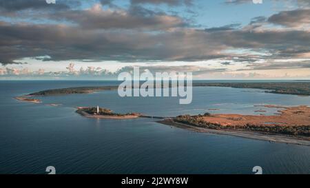 Küste und Leuchtturm Lange Erik im Norden der Insel Öland im Osten von Schweden von oben BEI Sonnenuntergang Banque D'Images