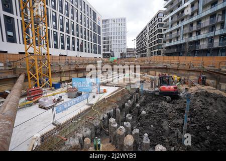 01 avril 2022, Hambourg: Vue sur la fosse d'excavation et le chantier de construction de la future 'Villa Viva' dans le Münzviertel. L'organisation à but non lucratif Viva con Agua construit la 'Villa Viva' l'auberge de douze étages, Qui sera construit fin 2023 dans le quartier de Münzviertel entre la gare principale et le Deichtorhallen, aura plus de 130 chambres d'hôtel ainsi qu'un terrain de camping, un bar, un restaurant, une salle de yoga, des salles d'art conçues par des artistes, et des espaces de conférence et de bureau. Une grande partie des bénéfices de 'Villa Viva' va au travail de projet de Viva con Agua. Photo: Marcus B. Banque D'Images