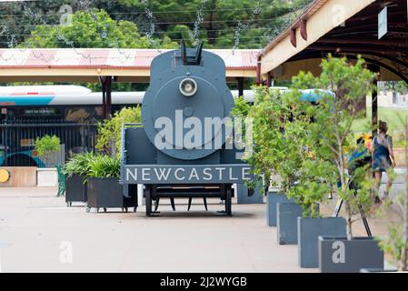 La gare située à côté du front de mer à Newcastle, en Nouvelle-Galles du Sud, en Australie, est une ancienne gare ferroviaire convertie en espace ouvert et en boutiques Banque D'Images