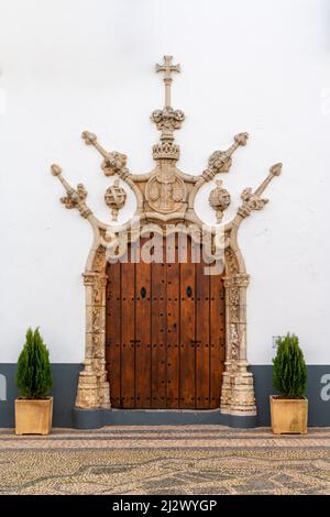Olivenza, Espagne - 27 mars 2022 : porte de l'hôtel de ville historique du village blanchi à la chaux d'Olivenza avec son arche en pierre ornée Banque D'Images