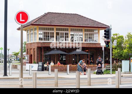 Faisant partie de l'ancienne gare ferroviaire de Newcastle en Australie, cette boîte de signal 1936 est désormais un café et un bar et fait partie de la nouvelle zone appelée « la gare » Banque D'Images