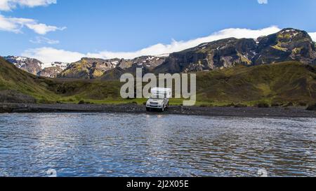 Campeurs traversant une rivière dans les hauts plateaux de l'Islande Banque D'Images