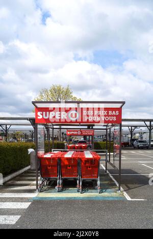 Ranger les chariots d'un magasin Super U, à bas prix pour vous. Montauban, sud de la France, 24 mars 2022. Le taux d'inflation annuel en France s'est accéléré à 4,5 % en mars 2022, selon les dernières données de l'institut national de statistique Insee. Le rythme de la hausse des prix a déjà atteint son plus haut niveau depuis 2008. La hausse du coût de la vie est devenue une question centrale dans la campagne présidentielle française, avec la promesse des candidats de réduire les impôts et d'augmenter les salaires pour y remédier. Photo de Patricia Huchot-Boissier/ABACAPRESS.COM Banque D'Images