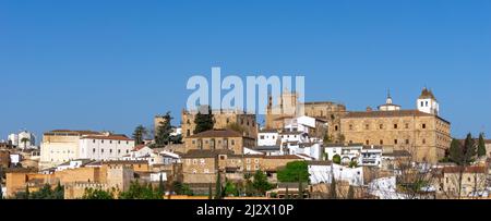 Caceres, Espagne - 30 Mars, 2022: Le centre historique de la vieille ville de Caceres sous un ciel bleu Banque D'Images