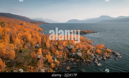 Paysage avec montagnes et lac dans le parc national Stora Sjöfallet en automne en Laponie en Suède d'en haut Banque D'Images