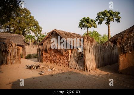 Village typique de Bekopaka dans le parc national de Tsingy de Bemaraha, Madagascar, province de Mahajanga, Afrique, site classé au patrimoine mondial de l'UNESCO Banque D'Images