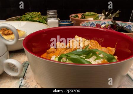 Curry de poulet épicé aux légumes et aux noix Banque D'Images