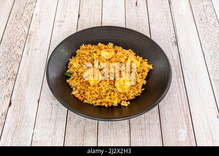 Le riz frit de Singapour est un plat de rue indochinese et populaire. Le riz est sauté avec des crevettes et des viandes telles que le porc et le poulet et la W aromatisée Banque D'Images