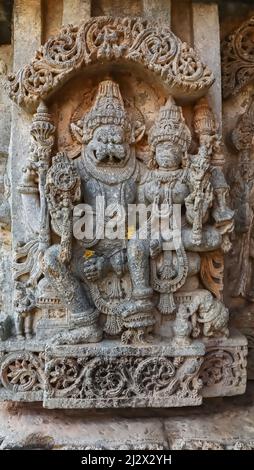 Seigneur Vishnu dans son avatar de Narasimha avec son consort Lakshmi assis sur ses genoux, Temple Lakshminarsimha, Javagal , Karnataka, Inde Banque D'Images