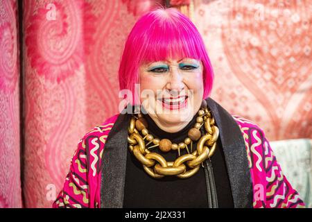 Le magnifique designer Zandra Rhodes en convesration, animé et souriant Banque D'Images