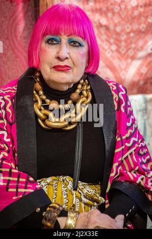 Le magnifique designer Zandra Rhodes en convesration, animé et souriant Banque D'Images