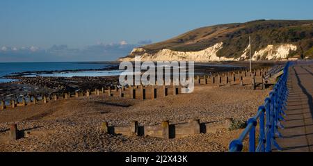 Eastbourne front de mer en direction de Beachy Head sur une promenade printanière. Banque D'Images