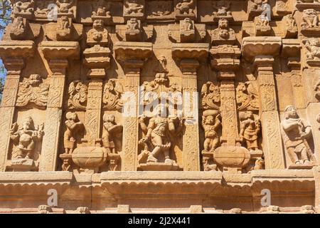 Sculpture de dieux indiens sur la porte d'entrée du temple de Someshwara, Kolar, Karnataka, Inde Banque D'Images