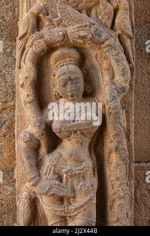 La scupture sculptée de la femme sur la porte d'entrée du temple de Someshwara, Kolar, Karnataka, Inde Banque D'Images