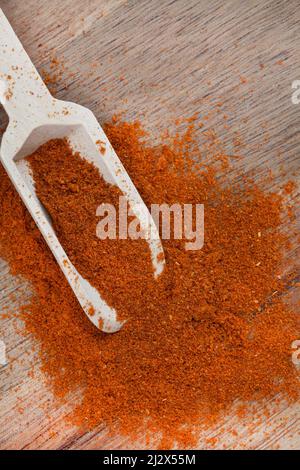 Poudre de poivre de Cayenne avec pelle en bois et espace de copie Banque D'Images