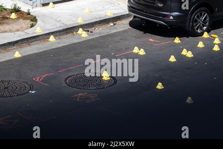Sacramento, États-Unis. 03rd avril 2022. Marqueurs de preuves sur les lieux de crime d'une matinée tôt dans le centre-ville de Sacramento, Californie, le dimanche 3 avril 2022. Selon Kathy Lester, chef de la police de Sacramento, au moins six personnes ont été tuées et 12 blessées. (Photo de Rahul Lal/Sipa USA) crédit: SIPA USA/Alay Live News Banque D'Images