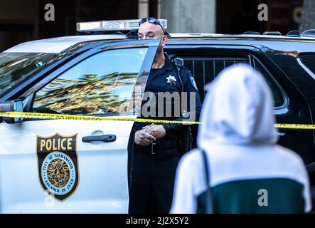 Sacramento, États-Unis. 03rd avril 2022. La police de Sacramento enquête sur une scène de crime d'une fusillade de de masse en début de matinée dans le centre-ville de Sacramento, en Californie, le dimanche 3 avril 2022. Selon le chef de police Kathy Lester, au moins six personnes ont été tuées et 12 blessées. (Photo de Rahul Lal/Sipa USA) crédit: SIPA USA/Alay Live News Banque D'Images