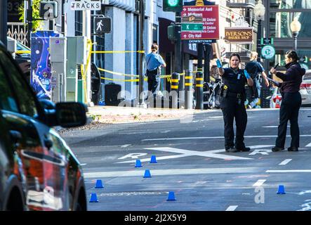 Sacramento, États-Unis. 03rd avril 2022. La police de Sacramento enquête sur une scène de crime d'une fusillade de de masse en début de matinée dans le centre-ville de Sacramento, en Californie, le dimanche 3 avril 2022. Selon le chef de police Kathy Lester, au moins six personnes ont été tuées et 12 blessées. (Photo de Rahul Lal/Sipa USA) crédit: SIPA USA/Alay Live News Banque D'Images