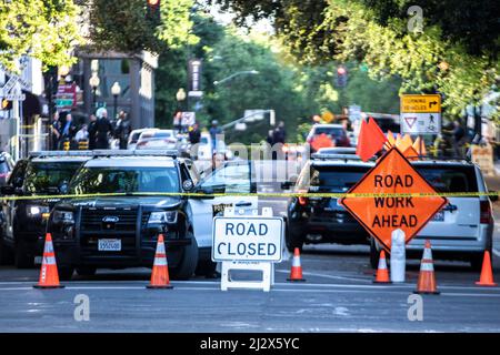 Sacramento, États-Unis. 03rd avril 2022. La police de Sacramento enquête sur une scène de crime d'une fusillade de de masse en début de matinée dans le centre-ville de Sacramento, en Californie, le dimanche 3 avril 2022. Selon le chef de police Kathy Lester, au moins six personnes ont été tuées et 12 blessées. (Photo de Rahul Lal/Sipa USA) crédit: SIPA USA/Alay Live News Banque D'Images