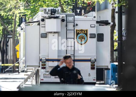 Sacramento, États-Unis. 03rd avril 2022. La police de Sacramento enquête sur une scène de crime d'une fusillade de de masse en début de matinée dans le centre-ville de Sacramento, en Californie, le dimanche 3 avril 2022. Selon le chef de police Kathy Lester, au moins six personnes ont été tuées et 12 blessées. (Photo de Rahul Lal/Sipa USA) crédit: SIPA USA/Alay Live News Banque D'Images