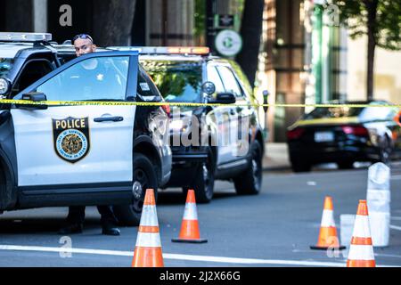 Sacramento, États-Unis. 03rd avril 2022. La police de Sacramento enquête sur une scène de crime d'une fusillade de de masse en début de matinée dans le centre-ville de Sacramento, en Californie, le dimanche 3 avril 2022. Selon le chef de police Kathy Lester, au moins six personnes ont été tuées et 12 blessées. (Photo de Rahul Lal/Sipa USA) crédit: SIPA USA/Alay Live News Banque D'Images