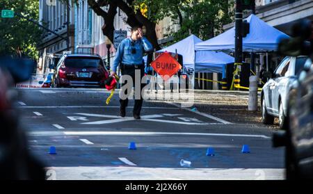 Sacramento, États-Unis. 03rd avril 2022. La police de Sacramento enquête sur une scène de crime d'une fusillade de de masse en début de matinée dans le centre-ville de Sacramento, en Californie, le dimanche 3 avril 2022. Selon le chef de police Kathy Lester, au moins six personnes ont été tuées et 12 blessées. (Photo de Rahul Lal/Sipa USA) crédit: SIPA USA/Alay Live News Banque D'Images
