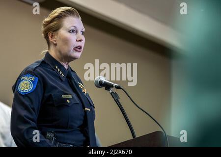 Sacramento, États-Unis. 03rd avril 2022. Kathy Lester, chef de la police de Sacramento, parle lors d'une conférence de presse au sujet d'une fusillade de masse en début de matinée dans le centre-ville de Sacramento, en Californie, le dimanche 3 avril 2022. Au moins six personnes ont été tuées et 12 blessées, selon Lester. (Photo de Rahul Lal/Sipa USA) crédit: SIPA USA/Alay Live News Banque D'Images