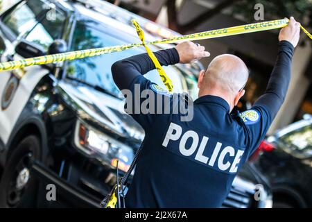 Sacramento, États-Unis. 03rd avril 2022. La police de Sacramento enquête sur une scène de crime d'une fusillade de de masse en début de matinée dans le centre-ville de Sacramento, en Californie, le dimanche 3 avril 2022. Selon le chef de police Kathy Lester, au moins six personnes ont été tuées et 12 blessées. (Photo de Rahul Lal/Sipa USA) crédit: SIPA USA/Alay Live News Banque D'Images