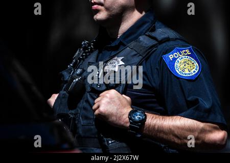 Sacramento, États-Unis. 03rd avril 2022. La police de Sacramento enquête sur une scène de crime d'une fusillade de de masse en début de matinée dans le centre-ville de Sacramento, en Californie, le dimanche 3 avril 2022. Selon le chef de police Kathy Lester, au moins six personnes ont été tuées et 12 blessées. (Photo de Rahul Lal/Sipa USA) crédit: SIPA USA/Alay Live News Banque D'Images
