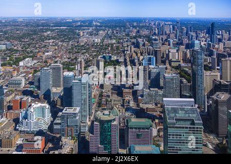 Toronto, panorama sur la ville avec le quartier des divertissements et le quartier financier, vue de la Tour CN au nord Banque D'Images