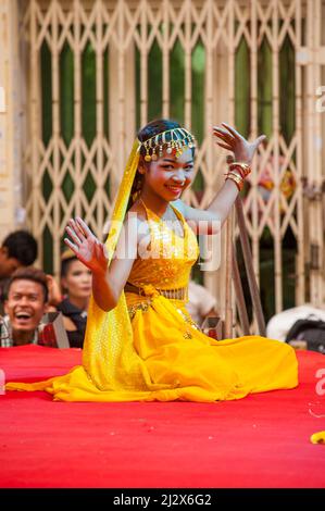 Phnom Penh, Cambodge. 8 avril, 2018. Le Cambodge célèbre le Nouvel An khmer avec Affaires indiennes influencé la danse traditionnelle, Steung Mean Chey, Phnom Penh, Cambodge, Crédit : Kraig Lieb / Alamy Live News Banque D'Images