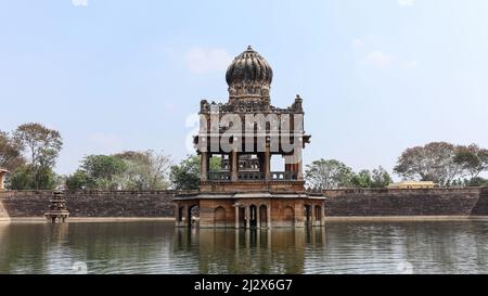 Centre Architecture de l'étang, Santhebennur Pushkarini, Devangere, Karnataka, Inde Construit par Hanumantappa Nayaka un Palagar local en 16th siècle Banque D'Images