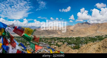 Panorama de la colline de Tsenmo au-dessus de Leh et de la vallée de l'Indus à Stok Kangri, 6153m, Ladakh, Jammu et Cachemire, Inde, Asie Banque D'Images