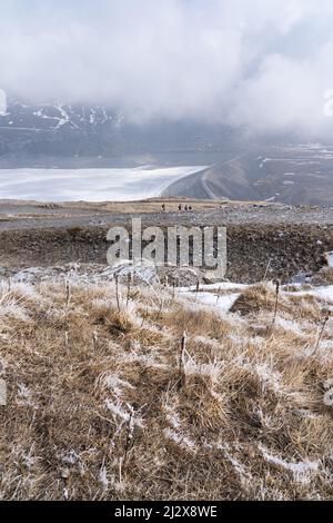 Lac gelé et barrage avec route dans les montagnes, Mont Cenis (Moncenisio) Banque D'Images