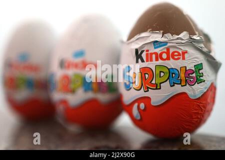 Trois œufs Kinder surprise. Quelque 57 000 personnes, pour la plupart de jeunes enfants, ont été infectées par la salmonelle lors d'une éclosion liée aux œufs Kinder surprise. La société de chocolat Ferrero rappelle certains lots d'œufs par mesure de précaution, tandis que les enquêtes se poursuivent sur le lien, a déclaré l'Agence des normes alimentaires (AESA). Date de la photo: Lundi 4 avril 2022. Banque D'Images