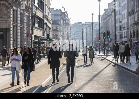 Des piétons descendent Piccadilly pendant un samedi, alors qu'il est fermé à la circulation, centre de Londres, Angleterre, Royaume-Uni Banque D'Images