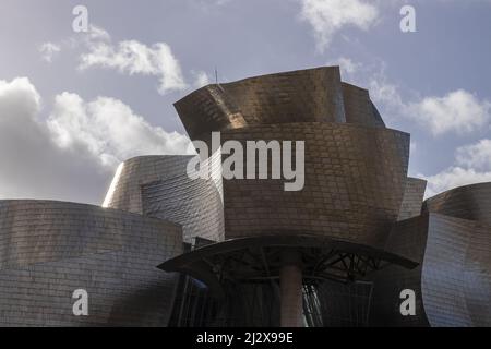 Une belle photo de la façade du musée Guggenheim dans la ville de Bilbao, en Espagne, sous un ciel bleu nuageux Banque D'Images