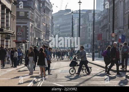 Des piétons descendent Piccadilly pendant un samedi, alors qu'il est fermé à la circulation, centre de Londres, Angleterre, Royaume-Uni Banque D'Images