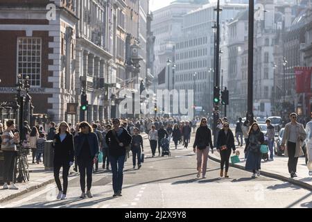 Des piétons descendent Piccadilly pendant un samedi, alors qu'il est fermé à la circulation, centre de Londres, Angleterre, Royaume-Uni Banque D'Images