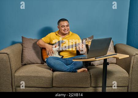 Enseignement de la guitare dans des cours en ligne avec des cours en direct Banque D'Images
