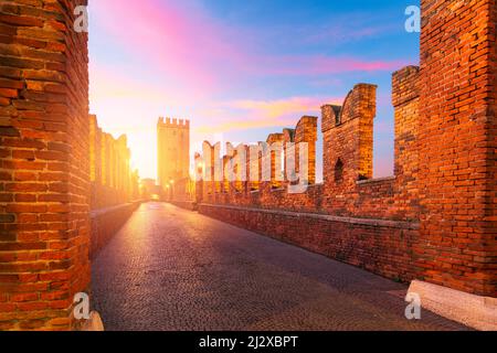 Pont de Castelvecchio sur l'Adige à Vérone, Italie au crépuscule. Banque D'Images