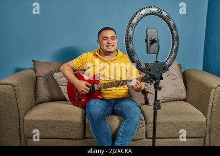 Enseignement de la guitare dans des cours en ligne avec des cours en direct Banque D'Images